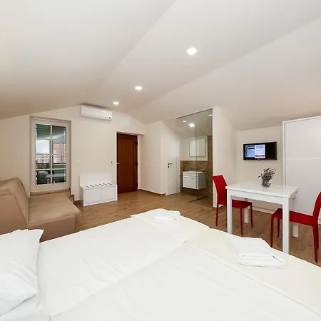 Konukevi Idassa Atrium 4*